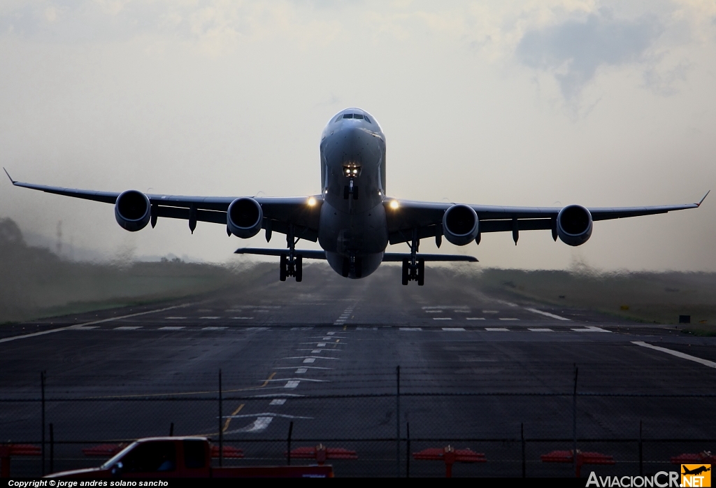 EC-IZY - Airbus A340-642 - Iberia