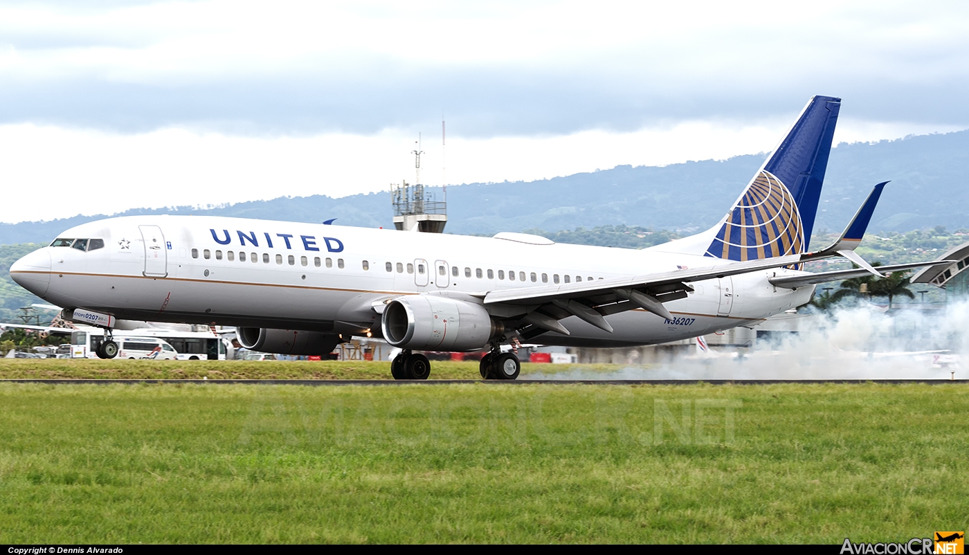 N36207 - Boeing 737-824 - United Airlines