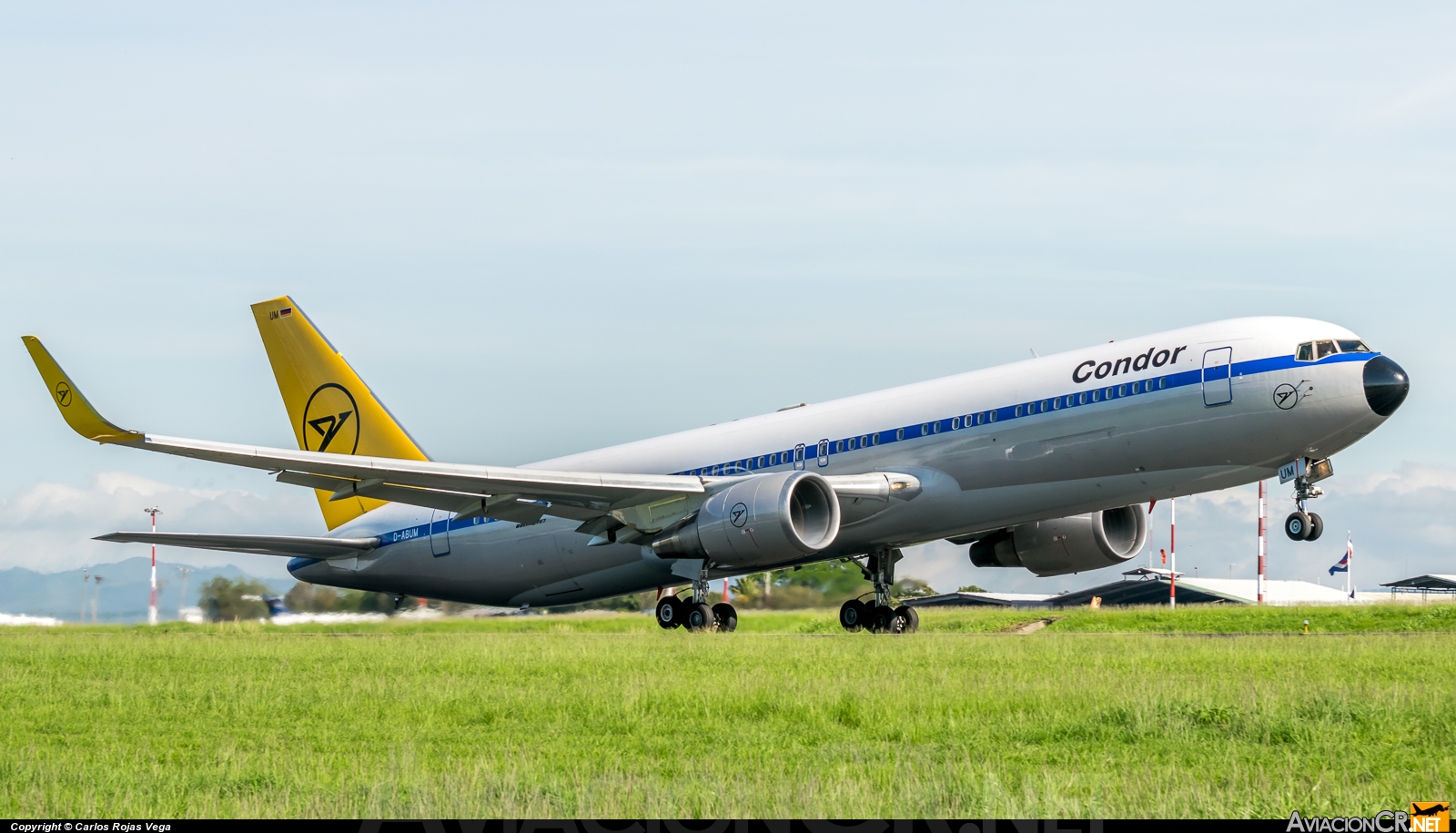 D-ABUM - Boeing 767-31B(ER) - Condor