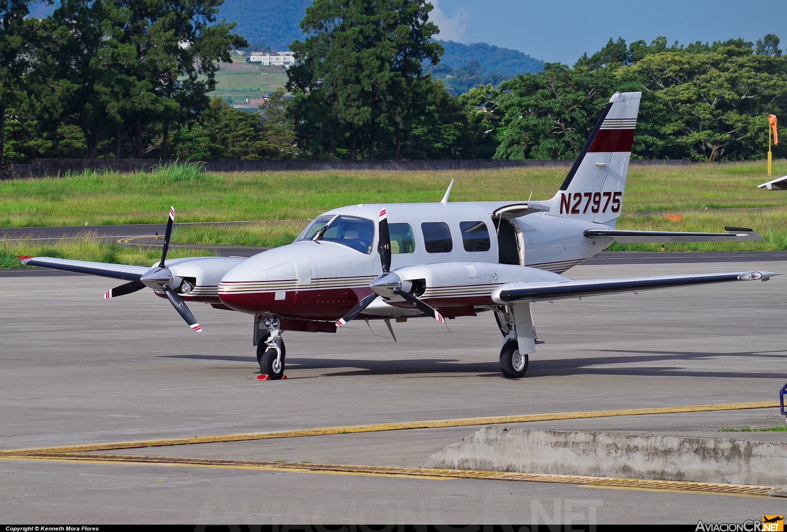 N27975 - Piper PA-31-325 Navajo - Privado