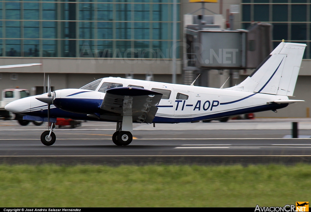 TI-AOP - Piper PA-34-200T Seneca II - Privado