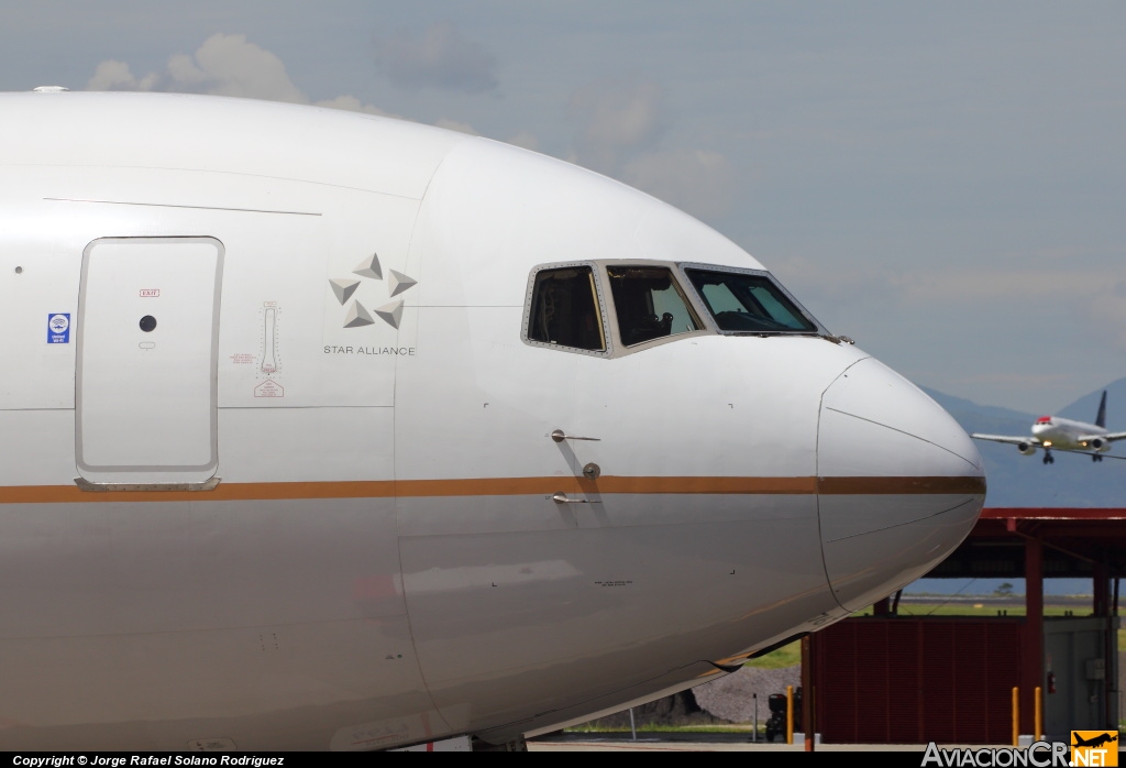 N677UA - Boeing 767-322/ER - United Airlines