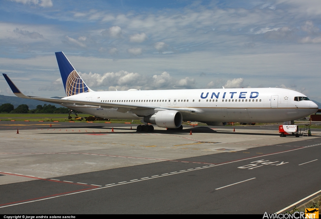 N677UA - Boeing 767-322/ER - United Airlines