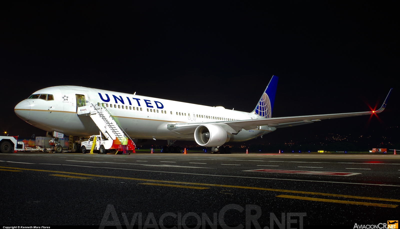 N677UA - Boeing 767-322/ER - United Airlines