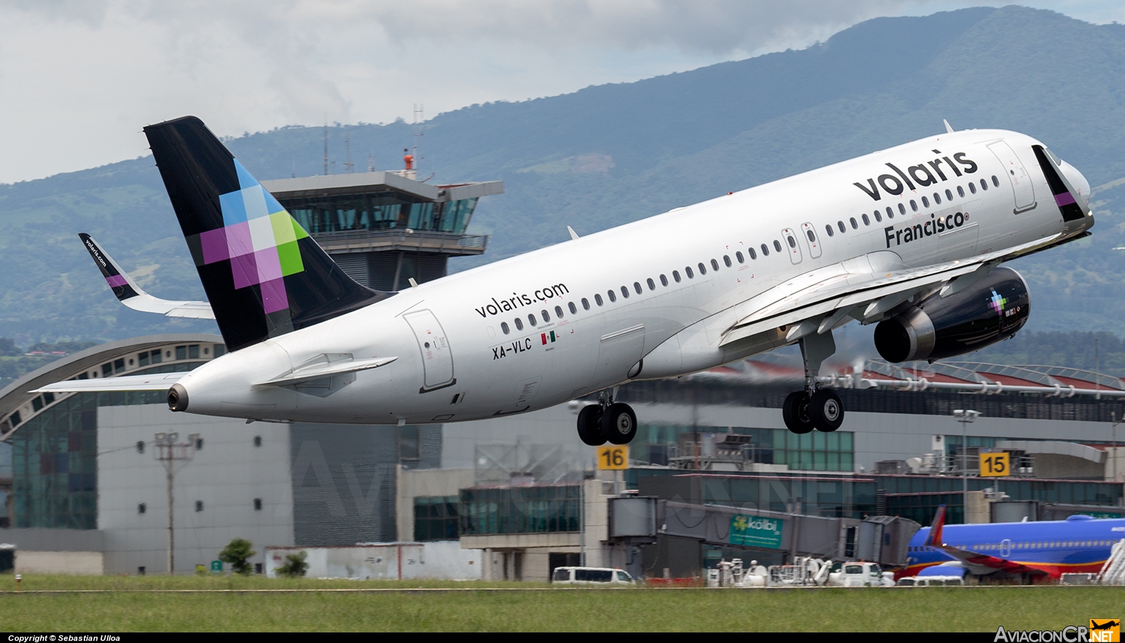 XA-VLC - Airbus A320-233 - Volaris