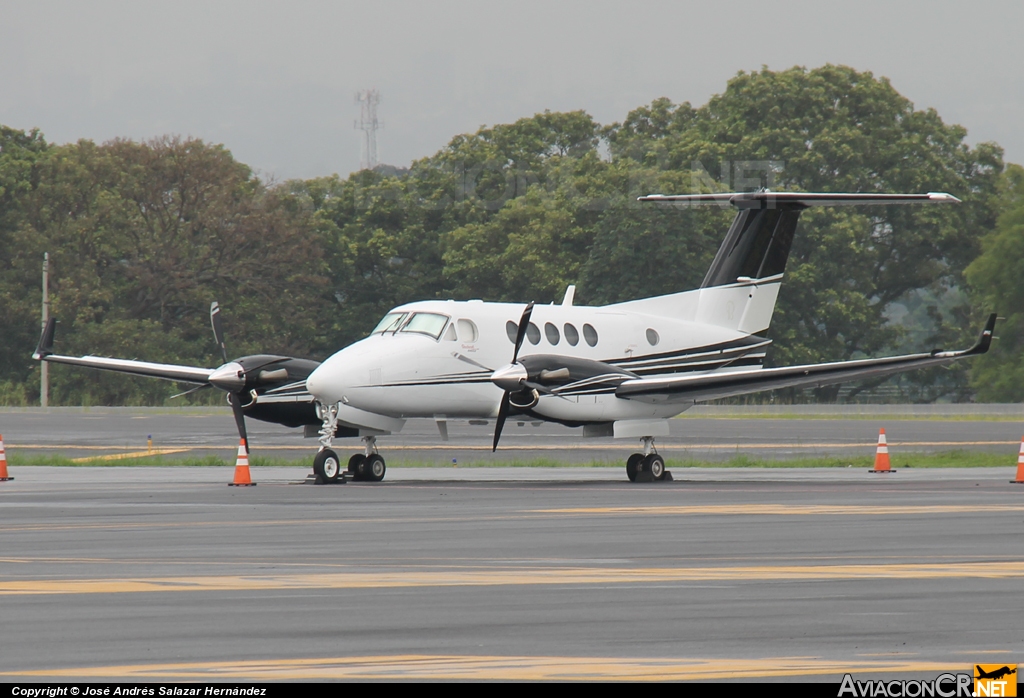 TG-LOP - Beechcraft Super King Air B200 - Privado