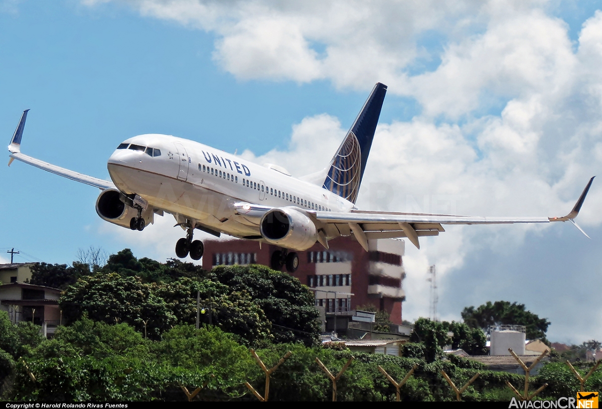 N16709 - Boeing 737-724 - United Airlines