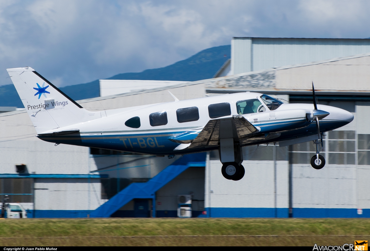 TI-BGL - Piper PA-31-325 Navajo C/R - Prestige Wings