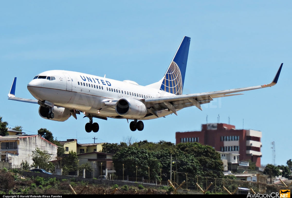 N13750 - Boeing 737-724 - United Airlines