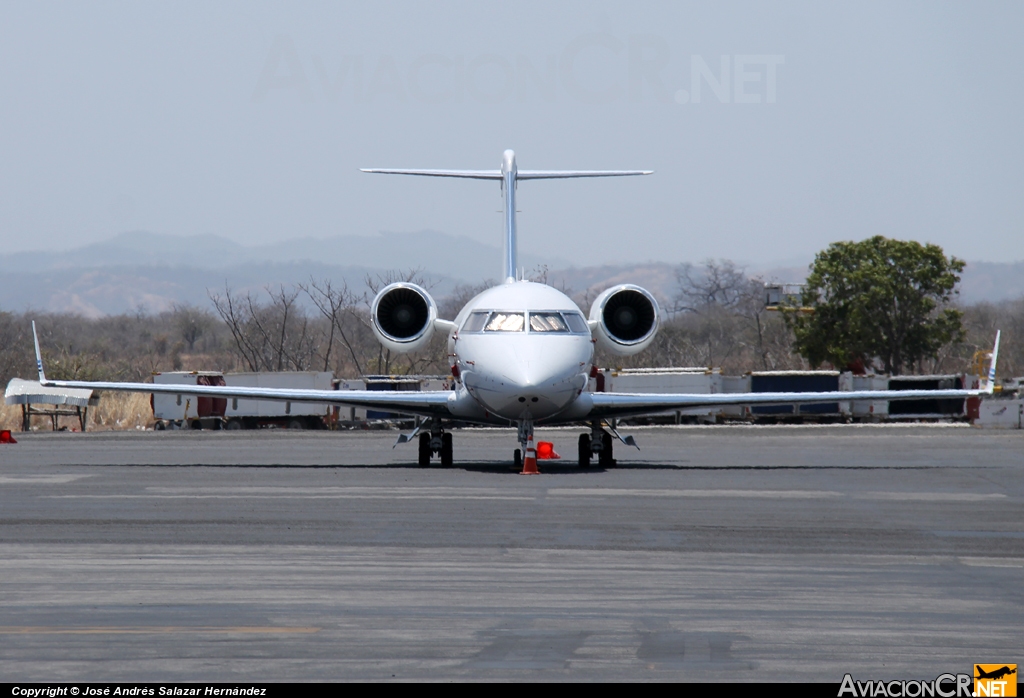C-FSJR - Bombardier Challenger 604 (CL-600-2B16) (Genérico) - Privado