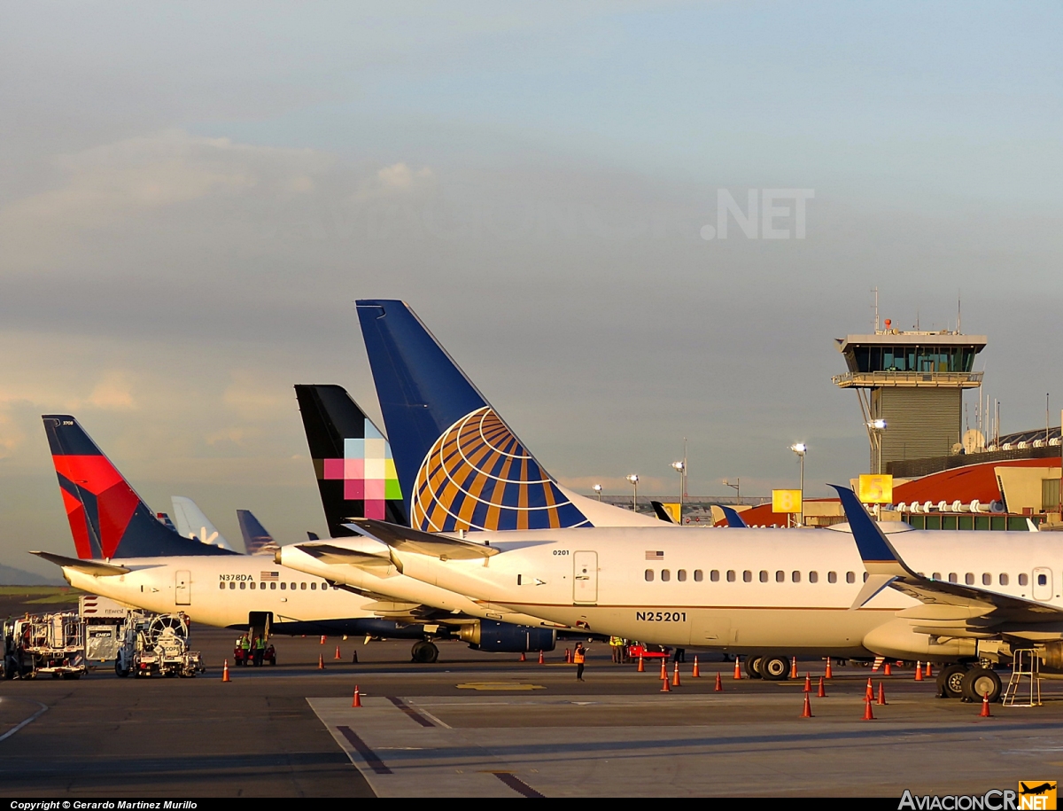 N25201 - Boeing 737-824 - United Airlines