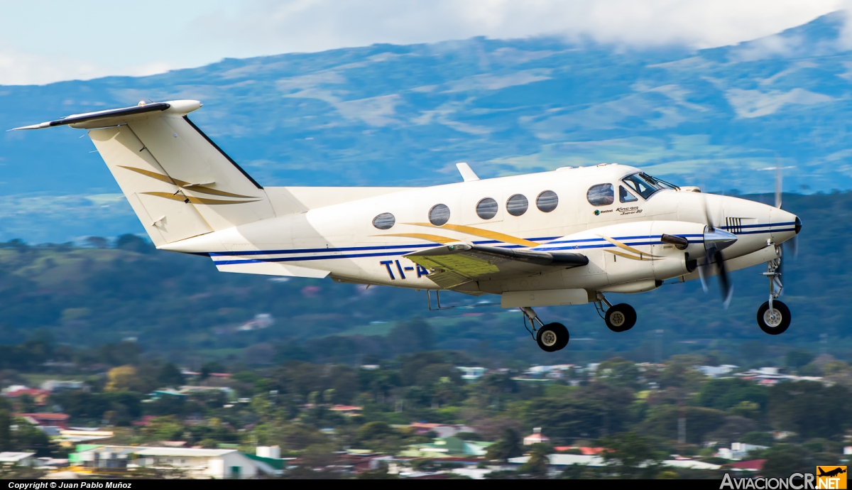 TI-AWM - Beechcraft King Air F90 - Privado