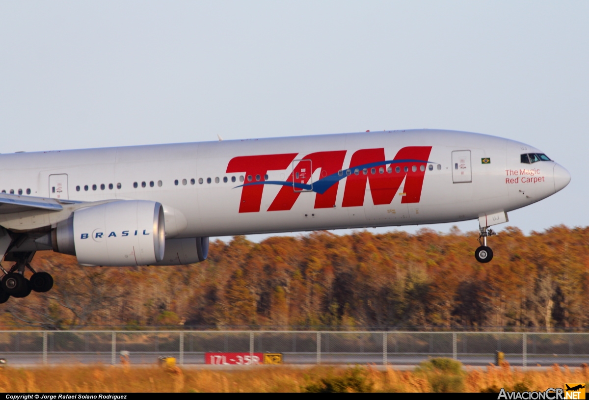 PT-MUJ - Boeing 777-328/ER - TAM